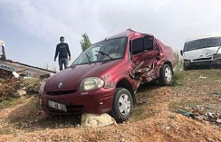 Otomobil ile minibüs çarpıştı: 2 yaralı
