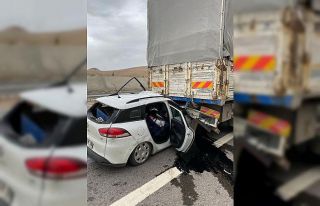 Otomobil kamyona arkadan çarptı