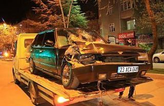 Otomobil park halindeki tıra çarptı: 4 yaralı