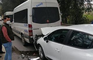 Otomobil, servis minibüsüne çarptı: 1 yaralı