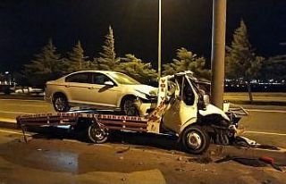 Otomobil taşıyan çekici direğe çarptı, sürücü...