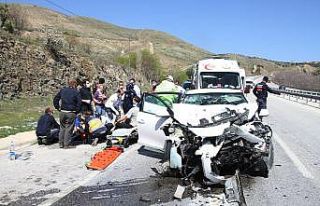 Otomobil tıra arkadan çarptı: 3’ü ağır 5 yaralı