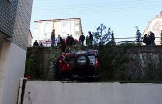 Otomobile çarpan cip site içine uçtu: 4 yaralı