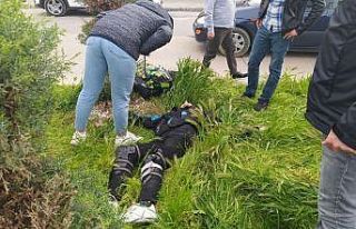 Otomobile çarpmamak için savrulan kurye ağır yaralandı