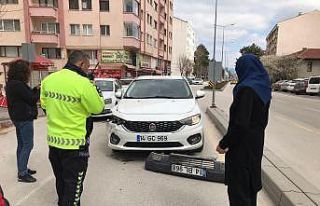 Otomobile çarptı, plakanın olduğu tamponu olay...