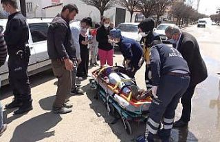 Otomobilin çarptığı genç kadın yaralandı