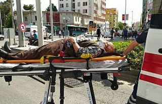 Otomobilin çarptığı yaşlı adama vatandaşlar...