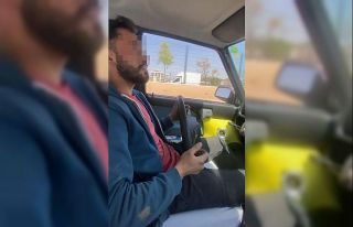 Otomobilin direksiyonunu yerinden çıkartıp hem...