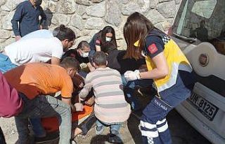 Otomobille duvarın arasına sıkıştı