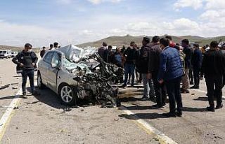 Otomobille kamyonet kafa kafaya çarpıştı: 1 ölü,...