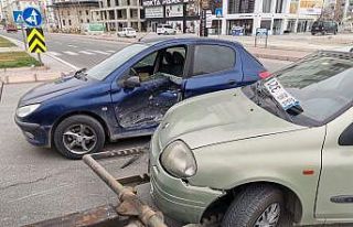 Otomobiller çarpıştı: 2 yaralı