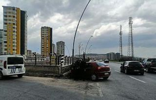 Otomobiller çarpıştı: 3 yaralı