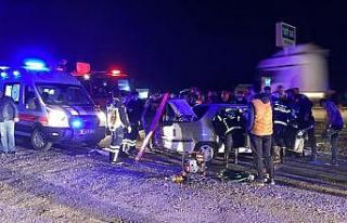 Otomobiller kafa kafaya çarpıştı: 4 yaralı