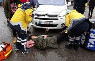 Otoparktan çıkan araç kuryeye çarptı: 1 yaralı