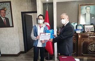 Öykü yarışmasında 1. olan öğrenci ödüllendirildi