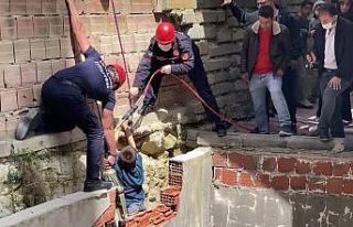 Oyun oynarken iki duvarın arasına sıkıştı, yardımına...
