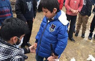 (Özel) 3 yıldır tek başına köylerdeki çocuklara...