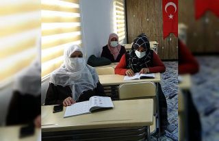 (Özel) 60 yaşındaki Nurhayat Teyze’nin okuma...