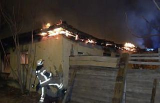 (Özel) Bina yangını mahalleliyi sokağa döktü,...