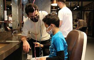 Özel çocuklar hem berber ağabeylerini hem birbirlerini...