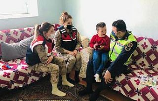 Özel çocuklara jandarmadan hediye