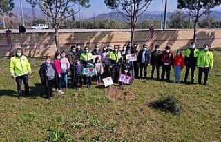 Özel çocuklardan polislere fidan sürprizi