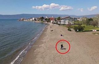 (ÖZEL) Dedektörle sahilde altın arıyor