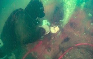(Özel) Dev gemi su altında parçalanıyor
