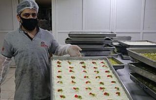 (Özel) Güllaç ustalarının yoğun mesaisi