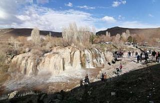 (Özel haber) Muradiye Şelalesi baharla birlikte...