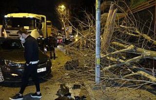 (Özel) Kadıköy’de kontrolden çıkan lüks otomobil...