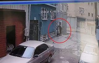 (Özel) Kadın hırsızlar kredi kartı ile girdikleri...