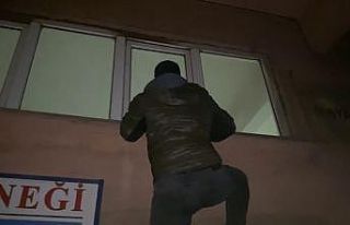 (Özel) Polis, tırmandığı kıraathaneye böyle...