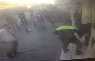 (Özel) Taksim’de banka şubesine giren bıçaklı...
