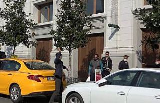 (Özel) Taksim’de valelerle sokakta kalan gencin...