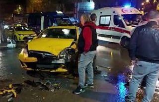 (ÖZEL) Ümraniye’de minibüs ile ticari taksi çarpıştı:...