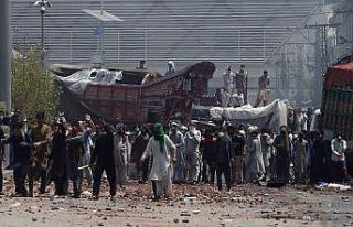 Pakistan’da polis göstericilere ateş açtı: 3...