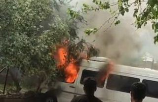 Park halindeki minibüs alev alev yandı