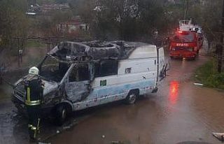 Park halindeki minibüs yandı