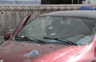 Park halindeki otomobile kurşun yağdırıp kaçtılar