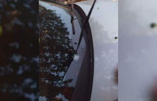 Park halindeki otomobile yorgun mermi düştü
