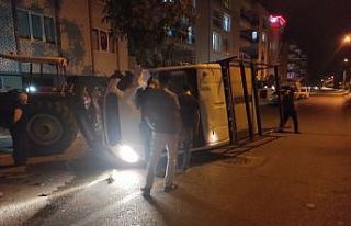 Park halindeki traktöre çarparak takla attı
