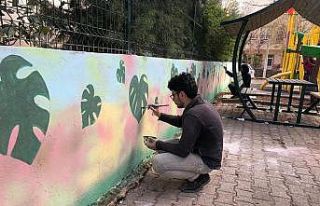 Parkların duvarları boyanıyor