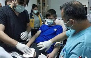 Parkta bıçaklı saldırıya uğrayan 17 yaşındaki...