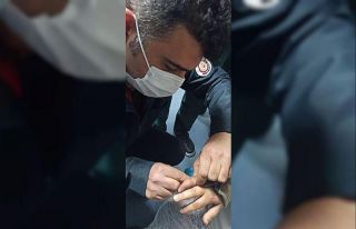 Parmağa sıkışan yüzüğü hastanede itfaiyeciler...