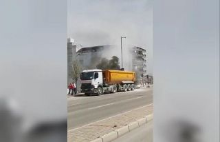 Patladıktan sonra alev alan lastik paniğe neden...