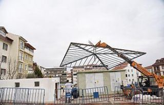 Pazar alanına tuvalet ve çeşmelerin olduğu yapı...