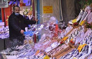 Pazarın ucuzu uskumru, kıralı kalkan