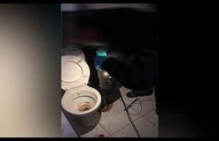 Polis banyo giderine dökülen uyuşturucuyu elektrikli...