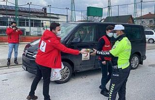 Polis gününde uygulama yapan polislere Kızılay’dan...